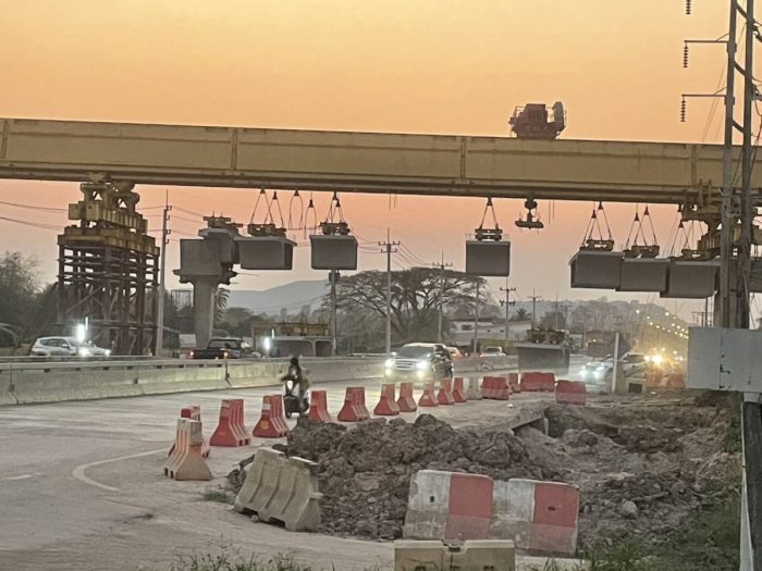 CHIANG RAI: Ein viraler Post hat die Aufmerksamkeit auf eine gefährliche Situation in Chiang Rai gelenkt. Mehrere Tonnen schwere Betonblöcke baumeln über einer Baustelle. Die lokale Bevölkerung und Bauarbeiter versichern jedoch,... Foto: 77kaoded