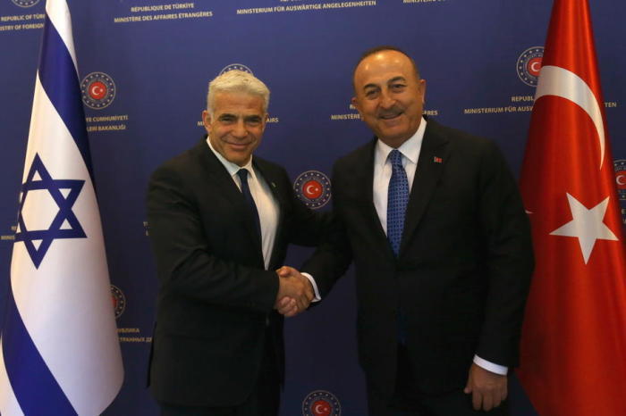 Der türkische Außenminister Mevlut Cavusoglu (R) empfängt Premierminister Yair Lapid (L) in Ankara. Foto: epa/Str
