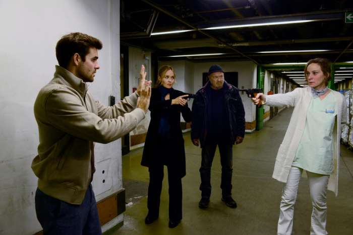 Marie Lehmann (Jeanette Hain, r-l), Otto (Florian Martens), Linett (Stefanie Stappenbeck) und Nils (Lucas Reiber in einer Szene des Krimis «Ein starkes Team – Der tote Mörder» , der am Samstag, 04.01.2025, im ZDF gez... Foto: Katrin Knoke/Zdf/dpa