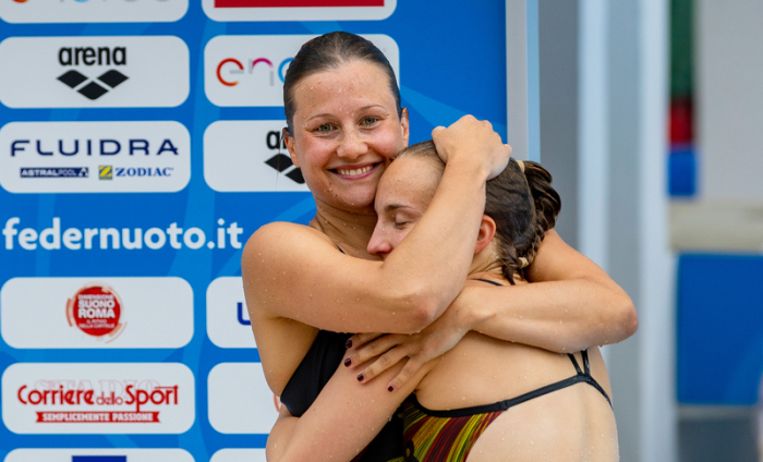 Schwimmen/Wasserspringen: Europameisterschaft, Synchronspringen 3 m, Frauen, Finale: Lena Hentschel (r) und Tina Punzel aus Deutschland umarmen sich. Foto: JoKleindl/dpa