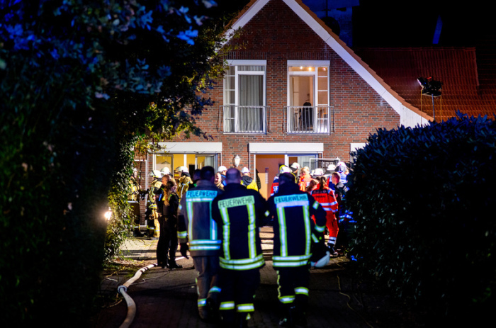 Zahlreiche Einsatzkräfte von Feuerwehr und Rettungsdienst stehen vor einem Altenheim im Ortsteil Südmoslesfehn. Foto: Hauke-Christian Dittrich/dpa