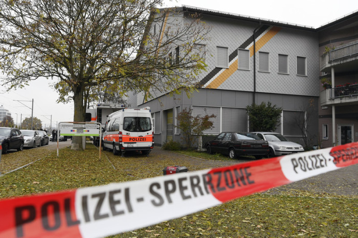  Polizei-Razzia in der An'Nur-Moschee in Winterthur am 02. November 2016. Foto: epa/Walter Bieri