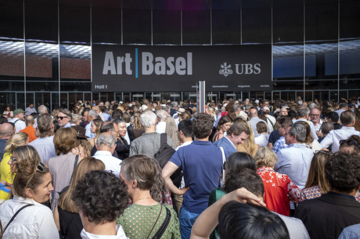 Großer Andrang bei der VIP-Eröffnung der Ausstellung Art Unlimited auf der internationalen Kunstmesse Art Basel. Der globale Kunstmarkt zeigt wieder Wachstum. Foto: Georgios Kefalas/Keystone/dpa