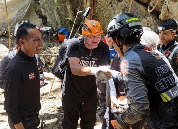 Der finnische Höhlentaucher Mikko Paasi trifft in Laos zu einer Rettungsmission für sieben eingeschlossene Goldminenarbeiter in einer überfluteten Höhle ein. Foto: EPA/Kengkart Bangkawong Handout