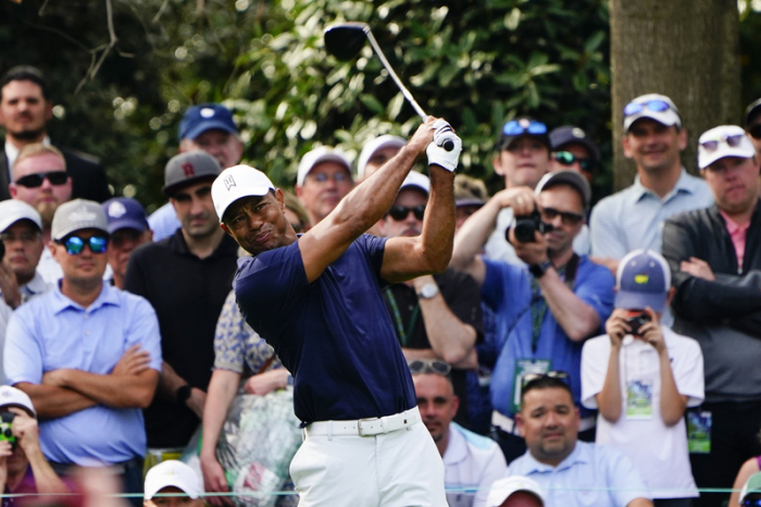 Tiger Woods schlägt am siebten Loch während einer Übungsrunde für das Masters-Golfturnier ab. Foto: Matt Slocum