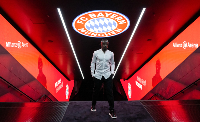 Bundesliga, Vorstellung von Sadio Mane in der Allianz-Arena, Sadio Mane steht nach seiner Vorstellung als neuer Spieler vom FC Bayern im Spielertunnel. Foto: Sven Hoppe/dpa