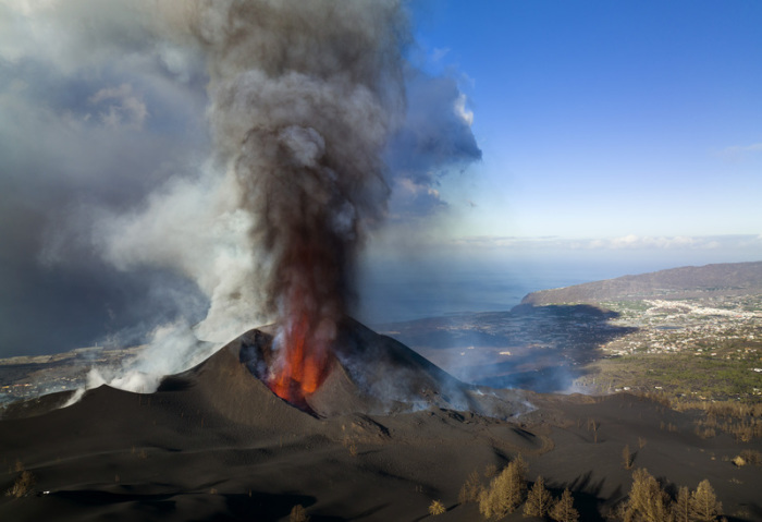Lava fließt aus dem Vulkan auf der Kanareninsel La Palma. Ein halbes Jahr nach dem Ende des verheerenden Vulkanausbruchs auf der Insel hat ein deutsches Paar mit einer selbstlosen Tat für großes Aufsehen gesorgt. Foto: Emilio Morenatti/Ap