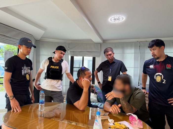 Der 38-jährige Franzose wurde in einer Poolvilla in Cha-am festgenommen. Gegen ihn liegen internationale Haftbefehle vor. Foto: Police News Varieties