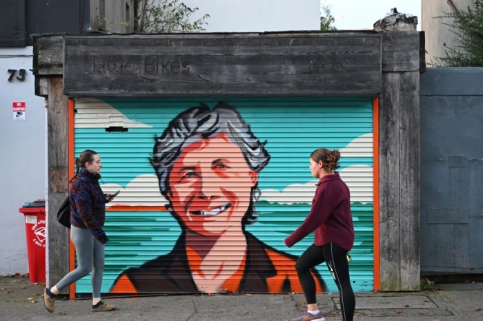 Passanten gehen in Dublin an einem Graffiti-Porträt der Präsidentschaftskandidatin Catherine Connolly vorbei. Foto: epa/Bryan Meade