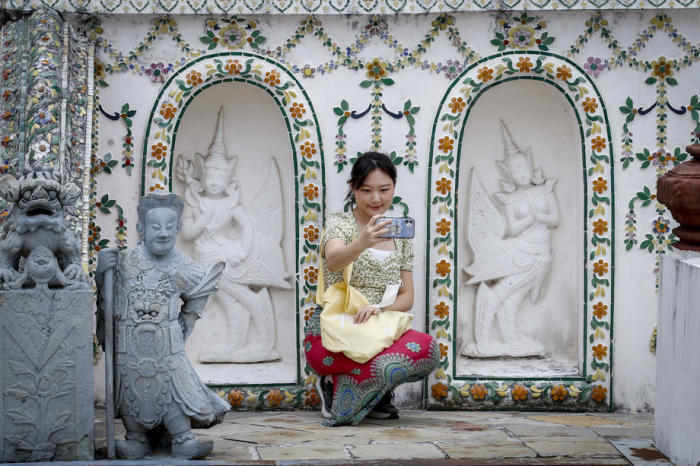 Laut der „Visa Global Travel Intentions Study 2021” sind Thailands Tempel ein Magnet für ausländische Touristen, die sich für die reiche thailändische Kultur interessieren. Foto: epa/Diego Azubel