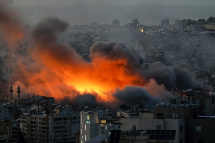 Rauch und Flammen steigen nach einem israelischen Luftangriff im südlichen Vorort Dahieh der libanesischen Hauptstadt Beirut auf. Foto: epa/Wael Hamzeh