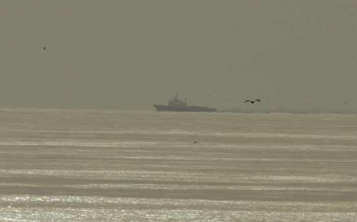 Ein Fischerboot fährt nahe der Straße von Hormus vor der Küste der Vereinigten Arabischen Emirate – eine der wichtigsten Öltransportrouten weltweit. Foto: epa/Ali Haider