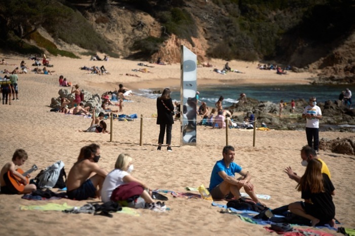 Ein metallischer Monolith erscheint an einem Strand in Katalonien. Foto: epa/David Borrat