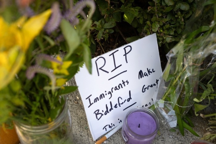 Ein provisorischer Gedenkort erinnert in Biddeford im US-Bundesstaat Maine an einen bei einem Einsatz der Einwanderungsbehörde ICE getöteten Mann. Foto: Troy R. Bennett/epa