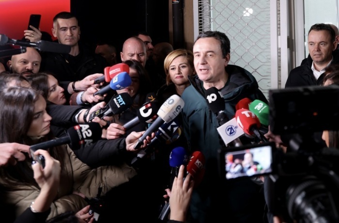 Der bisherige Premierminister und Vorsitzende der Partei „Vetevendosje“, Albin Kurti (C), spricht zu den Medien. Foto: epa/Georgi Licovski