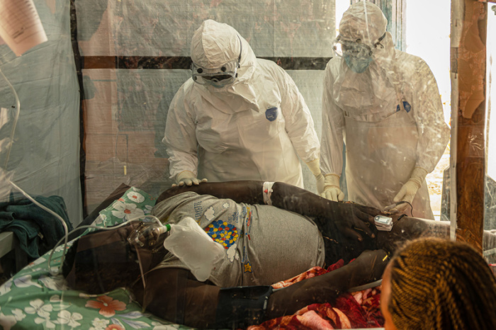 Medizinisches Personal behandelt einen Ebola-Patienten im Behandlungszentrum Rwampara in der Demokratischen Republik Kongo. Foto: AP/dpa/moses Sawasawa