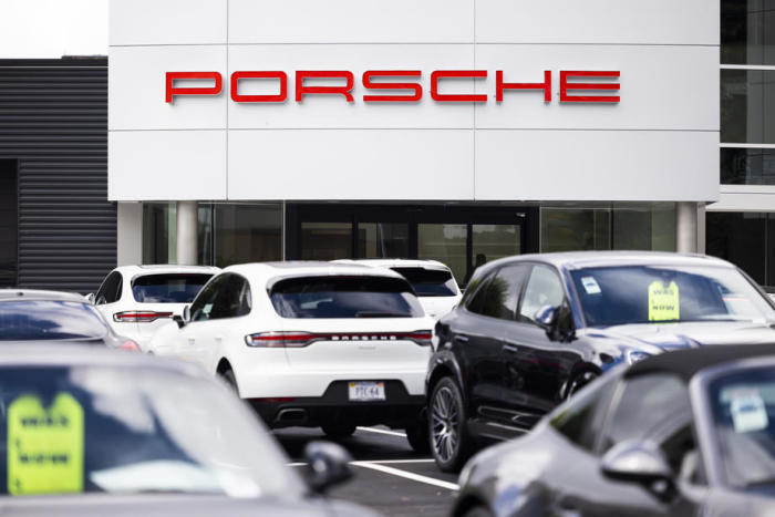 Porsche zum Verkauf in einem der Autohäuser der Marke in Tyson's Corner. Foto: epa/Jim Lo Scalzo