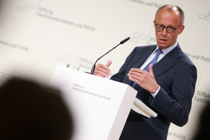 Bundeskanzler Friedrich Merz spricht beim Tag des Familienunternehmens in Berlin, einer wichtigen wirtschaftspolitischen Konferenz der Stiftung Familienunternehmen. Foto: Clemens Bilan/epa/dpa.