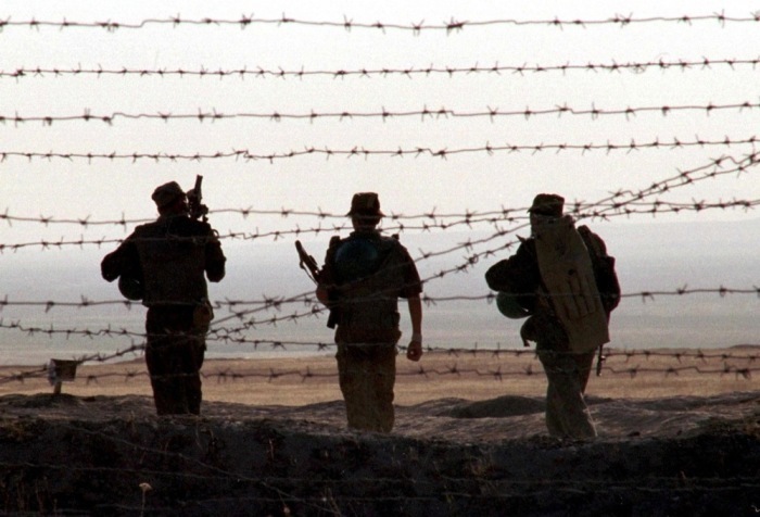 Russische Grenzsoldaten patrouillieren am Stacheldraht an der tadschikisch-afghanischen Grenze nahe Pyanj in defensiver Rolle. Foto: EPA/Stringer Szene
