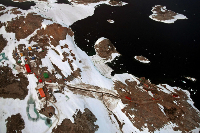 Die Australische Antarktis-Forschungsstaion Casey Station an der Vincennes Bay. Ein australischer Eisbrecher hat Medienberichten zufolge eine aufwendige Rettungsmission in die Antarktis gestartet. Foto: epa Blackwood/Pool/epa/dpa