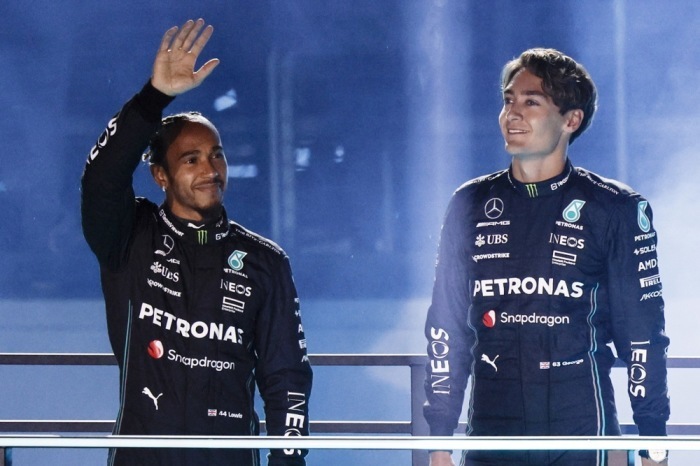 Mercedes-Team Lewis Hamilton (L) und George Russell (R) bei der Eröffnungszeremonie vor dem Großen Preis der Formel 1 in Las Vegas. Foto: epa/Etienne Laurent