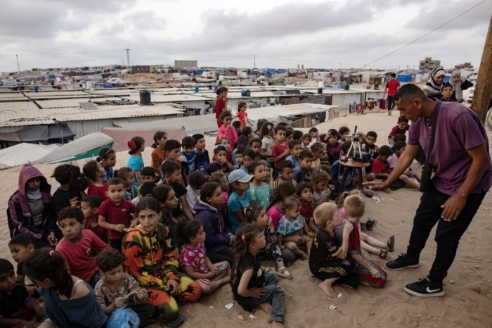 Palästinenser baut ein Kino für Kinder im Lager Rafah im südlichen Gazastreifen auf. Foto: epa/Haitham Imad