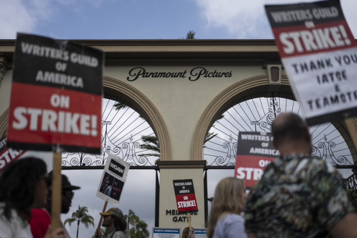 Demonstranten halten Schilder während einer Kundgebung vor dem Paramount Pictures Studio. Foto: Jae C. Hong/Ap/dpa