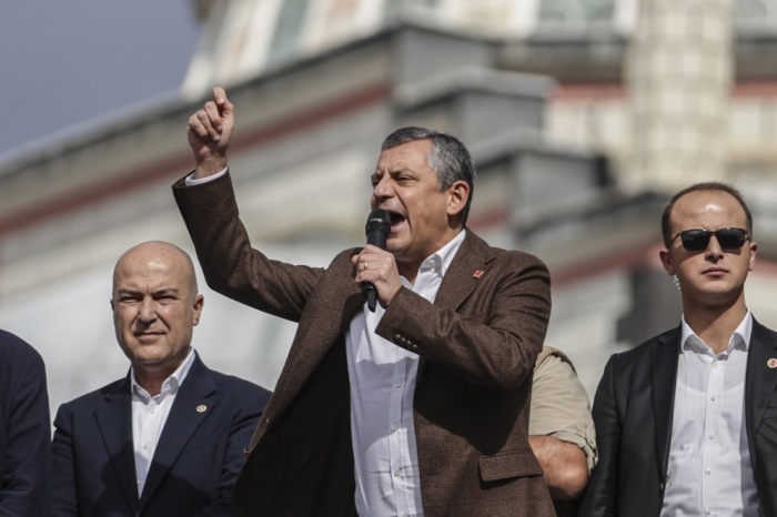 Der Vorsitzende der größten Oppositionspartei, der Republikanischen Volkspartei (CHP), Özgür Özal (Mitte). Foto: epa/Erdem Sahin