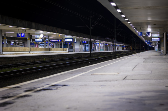 Menschenleer sind Bahnsteige im Hauptbahnhof in der Nacht zum Montag. Foto: Moritz Frankenberg/dpa