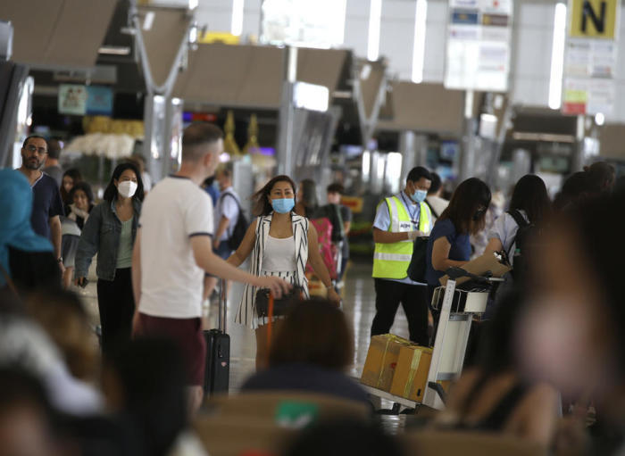 Ausländische Reisende im internationalen Flughafen Suvarnabhumi in Bangkok. Foto: epa/Narong Sangnak