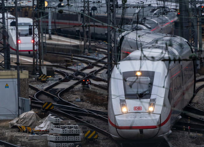 Ein ICE der Deutschen Bahn verlässt den Hauptbahnhof. Foto: Peter Kneffel/dpa