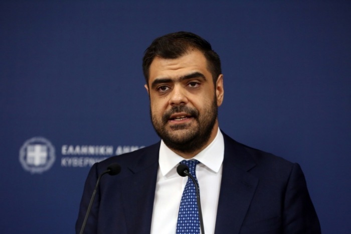 Regierungssprecher Pavlos Marinakis stellt in Athen nach einer Kabinettsumbildung die neue Zusammensetzung der griechischen Regierung vor. Foto: epa/Alexandros Beltes