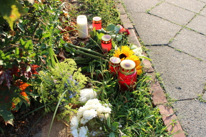 Blumen und Kerzen liegen nahe einem Gebäude einer Jugendeinrichtung. In der Einrichtung waren gestern mehrere Menschen durch Schüsse gestorben. Foto: Kai Moorschlatt/dpa