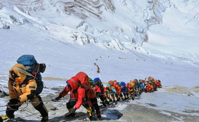 In einer langen Schlange klettern Bergsteiger auf einem Pfad knapp unterhalb von Lager vier am Mount Everest. Foto: Rizza Alee/Ap/dpa