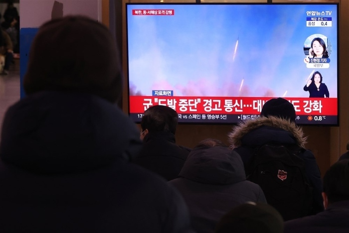 Menschen sehen einen Bericht über Nordkoreas Artilleriebeschuss am Bahnhof Seoul in Seoul. Foto: epa/Yonhap