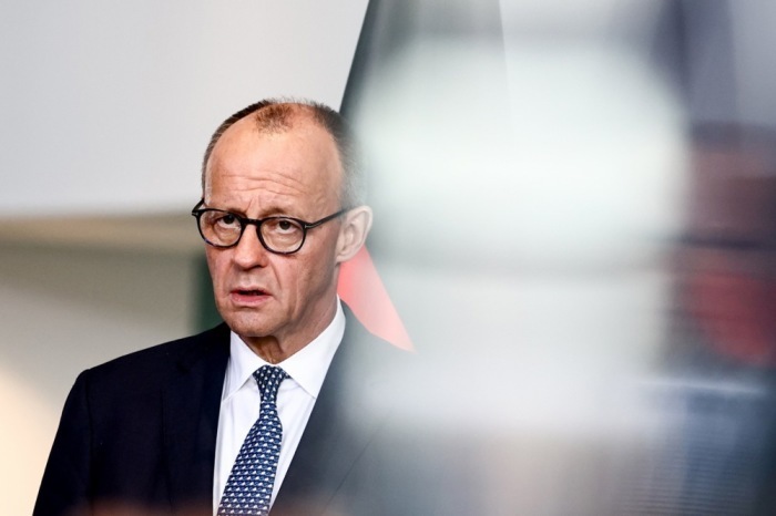 Bundeskanzler Friedrich Merz spricht bei einer Pressekonferenz im Kanzleramt zum Antrittsbesuch des niederländischen Premiers Rob Jetten in Berlin. Foto: epa/Filip Singer
