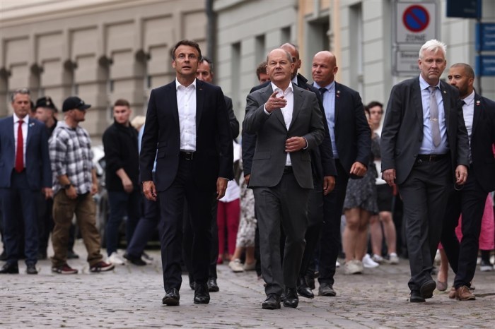 Kanzler Olaf Scholz (C-R) und der französische Präsident Emmanuel Macron (C-L) gehen auf ein Restaurant in Potsdam zu. Foto: epa/Clemens Bilan