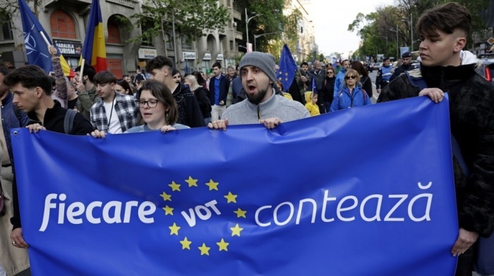 Proeuropäische Kundgebung in Bukarest vor der Stichwahl um das Präsidentenamt. Foto: epa/Robert Ghement