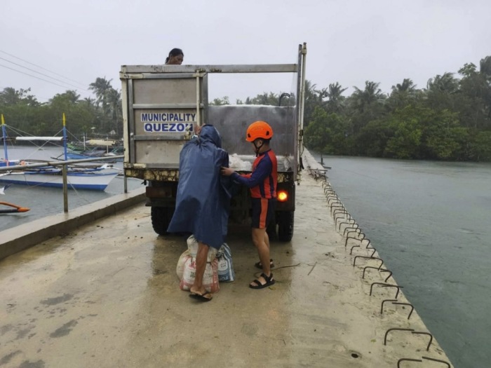 Mitglieder der philippinischen Küstenwache helfen Bewohnern bei Evakuierungen vor den erwarteten Auswirkungen des Taifuns Fung-Wong in der Provinz Quezon. Foto: epa/Philippine Coast Guard
