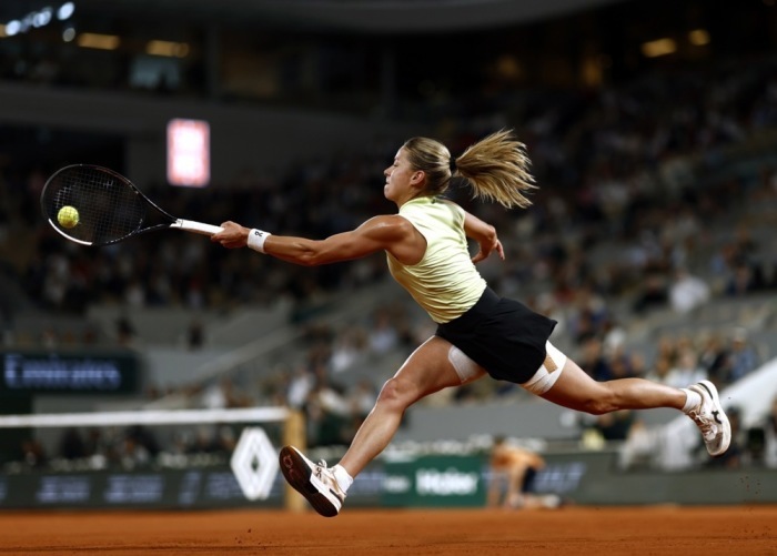Maja Chwalińska schlägt im Halbfinale der French Open in Paris gegen die Russin Diana Shnaider auf. Foto: epa/Yoan Valat