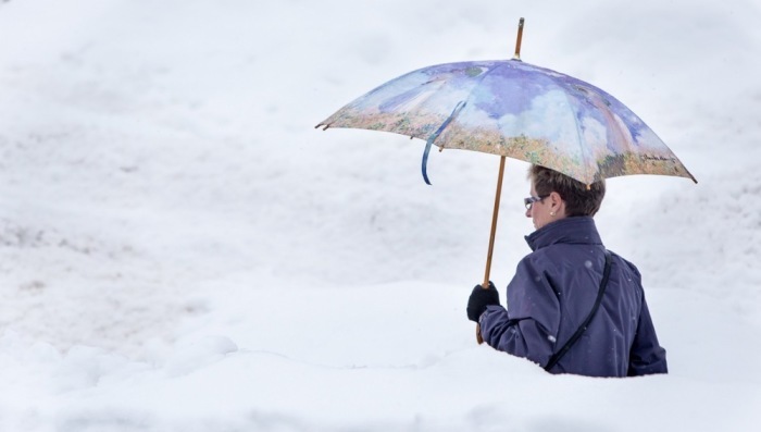 Ein Fußgänger kämpft sich durch meterhohen Schnee in Lienz, nachdem heftige Schneefälle Straßen und Täler in Osttirol abgeschnitten haben. Archivfoto: EPA/EXPA/JFK