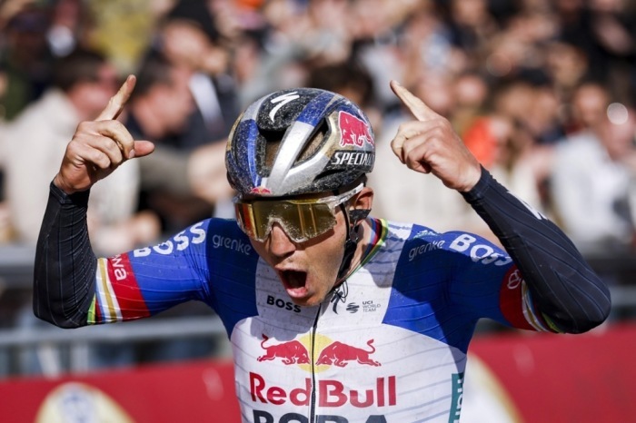 Remco Evenepoel gewinnt das Amstel Gold Race 2026 nach 257 Kilometern und jubelt im Ziel in Valkenburg über seinen Triumph. Foto: epa/Vincent Jannink