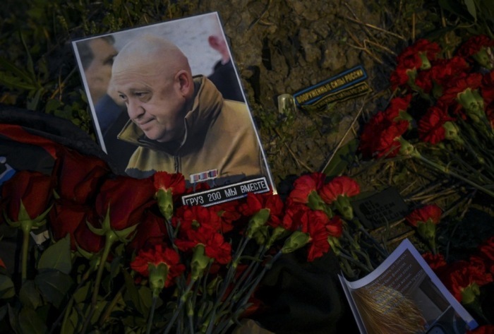 Ein Bild des PMC-Wagner-Chefs Jewgeni Prigoschin ist an einer informellen Gedenkstätte neben dem ehemaligen 