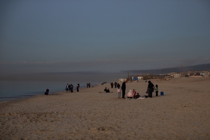 Flüchtlinge aus Palästina am Strand von Rafah. Foto: epa/Haitham Imad
