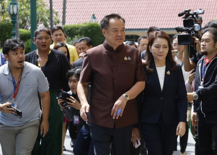 Bhumjaithai-Parteichef Anutin Charnvirakul (M.). Foto: epa-efe/Narong Sangnak