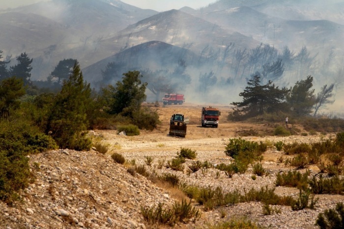 Τractors arbeiten während eines Waldbrandes im Dorf Vati auf der Insel Rhodos. Foto: epa/Damianidis Lefteris