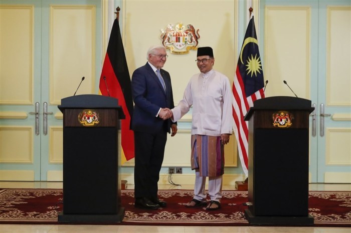 Deutschlands Bundespräsident Frank-Walter Steinmeier (L) und Malaysias Premierminister Anwar Ibrahim geben sich bei einem gemeinsamen Treffen im Büro des Premierministers in Putrajaya die Hand. Foto: epa/Fazry Ismail