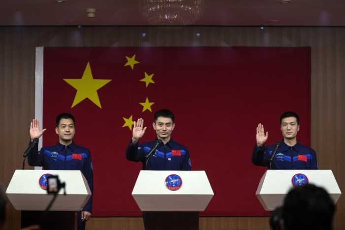 Die chinesischen Astronauten der bevorstehenden «Shenzhou 18»-Mission Ye Guangfu (M), Li Guangsu (l) und Li Cong nehmen an einem Treffen mit der Presse im Jiuquan Weltraumbahnhof im Nordwesten Chinas teil. Foto: Andy Wong/Ap