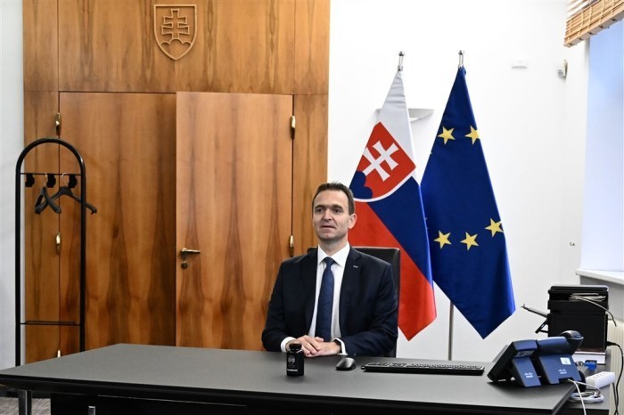 Der neue slowakische Ministerpräsident Ludovit Odor sitzt nach der Ernennungszeremonie der neuen slowakischen Technokratenregierung in Bratislava am Schreibtisch in seinem neuen Büro. Foto: epa/Christian Bruna