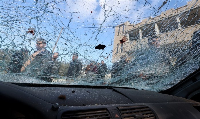 Die zersplitterte Windschutzscheibe eines schwer beschädigten Fahrzeugs nach der Tötung von drei Palästinensern durch israelische Streitkräfte in der Stadt Jaba in der Nähe der Westbankstadt Dschenin. Foto: epa/Alaa Badarneh